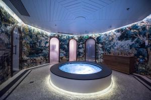 马德里BLESS Hotel Madrid - The Leading Hotels of the World的花卉覆盖的墙壁内的热水浴池