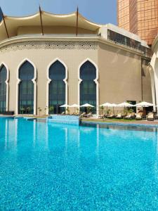 阿布扎比巴伯阿尔卡斯尔酒店的大楼前的蓝色海水大型游泳池