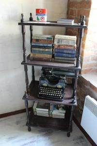 第聂伯罗第聂伯罗彼得罗夫斯克格兰治旅舍的书架,书架上书堆和打字机