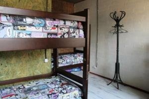 第聂伯罗第聂伯罗彼得罗夫斯克格兰治旅舍的一间卧室配有两张双层床。