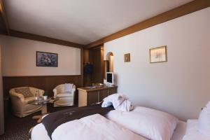 维哥迪法萨玫瑰园酒店的酒店客房,配有两张床和椅子