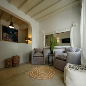 埃利亚海滩Cova Mykonos Suites的客厅配有两把椅子和一张沙发