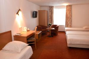 恩克赫伊曾萨德喜酒店的酒店客房配有两张床和一张书桌