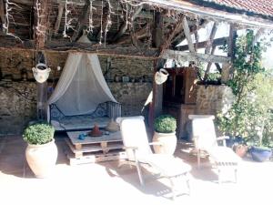 Termes-dʼArmagnacChambres d'Hôtes de Pesquès的庭院设有帐篷、椅子和桌子