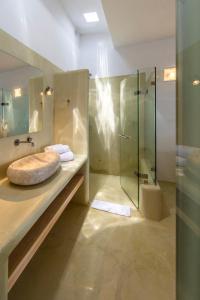 萨鲁Mykonos Azure的一间带水槽和玻璃淋浴的浴室