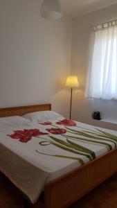 罗迪-加尔加尼科Oasi Agrumeto的一间卧室,床上有红色的鲜花