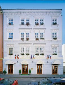 布拉格阿比斯酒店的一座白色的大建筑,有很多窗户