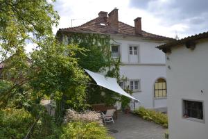 瓦古夫Villarada的院子里的白色房子,带雨伞
