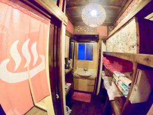 京都Benidaruma - Sakuramochi的一间带水槽和卫生间的小浴室