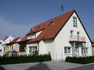 克勒孔兹Pension Gästeparadies的一座大型白色房屋,设有红色屋顶