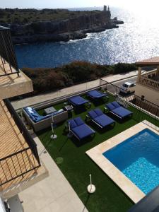 卡拉菲格拉洛卡马尔酒店的享有带躺椅的游泳池和大海的顶部景致