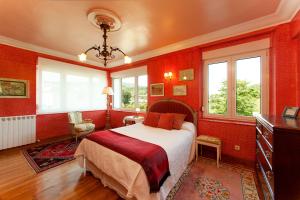 奥利奥卡萨如若麦兰乡村民宿的卧室设有红色的墙壁和一张床及窗户