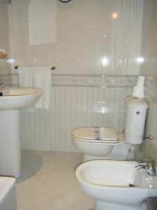 阿尔哈拉克穆里尔旅馆的白色的浴室设有卫生间和水槽。