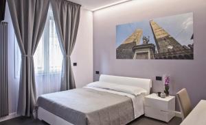博洛尼亚Galliera Residence B&B的一间卧室设有一张床和一个大窗户