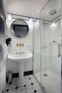 柴勒斯伯爵城堡酒店的一间浴室