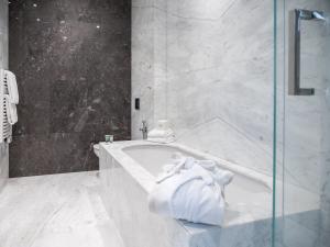 芒通Villa Genesis的白色的浴室设有浴缸和淋浴。