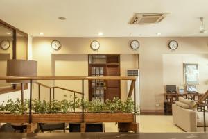 马尼拉卡萨博可博酒店的客厅墙上挂有时钟