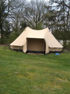 MeppenTent-Ok Meppen的草场上的大型棕褐色帐篷