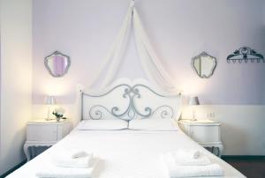 阿奇卡斯泰洛奥坦西亚别墅住宿加早餐旅馆的卧室配有一张带两面镜子的白色床