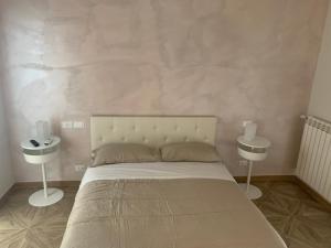 帕加尼Domus Monasteire的一间卧室设有一张大床和两个床头柜