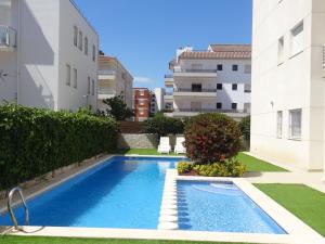 埃斯塔蒂特Apartamentos Las Brisas的一座建筑物中央的游泳池