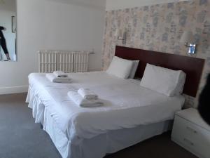 斯凯格内斯北方游行海滨旅馆的卧室配有带毛巾的大型白色床