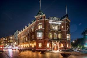 欧登塞第一豪华酒店的一座带灯的大砖砌建筑