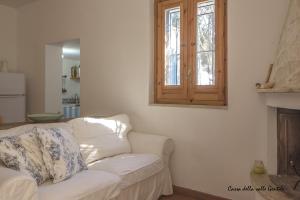 马蒂纳塔Casa della Valle Gentile的客厅配有白色沙发和窗户