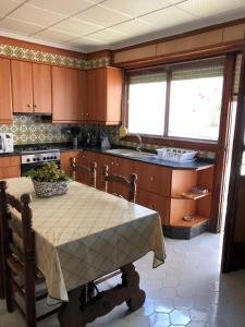 ArtanaCasa Rural "Casa Maria"的厨房配有桌子和水槽