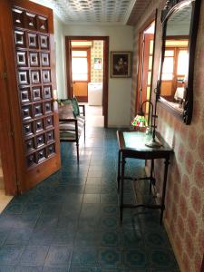 ArtanaCasa Rural "Casa Maria"的走廊上设有桌椅