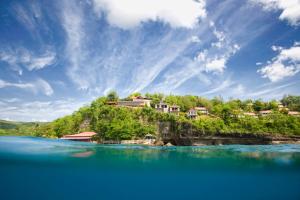昂斯拉雷区泰凯度假酒店的水体中间的小岛