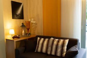 小布利特斯多夫阿特尔佐尔酒店的客厅配有沙发和带台灯的桌子