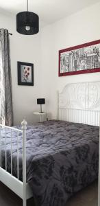 巴勒莫CASA FLORA的一间卧室配有一张带黑白毯子的床