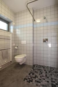 小布利特斯多夫阿特尔佐尔酒店的一间带卫生间和瓷砖墙的浴室