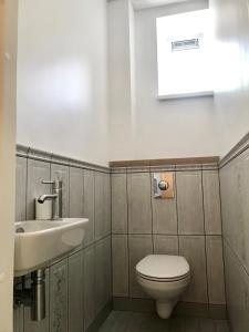 哈普萨卢Lahe 9 - apartement in Haapsalu Old Town的浴室配有白色卫生间和盥洗盆。