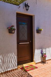 特里欧皮特拉Afrodites Residence Triopetra的房子边的棕色门