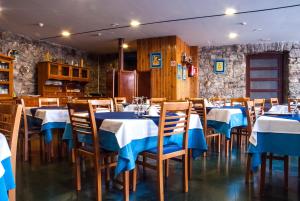 Caldas de Luna卡尔达斯·卢纳温泉酒店的一间设有蓝色和白色桌椅的餐厅