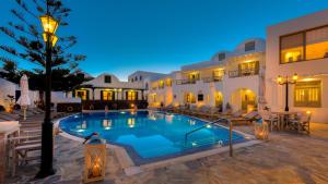 阿克罗蒂里玛索斯酒店的晚上在酒店前面的一个游泳池