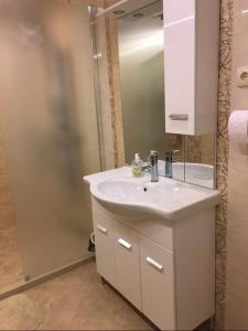 普列文Център的浴室设有白色水槽和镜子