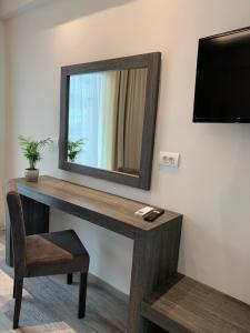 蒂锡利维ABATON Luxury Resort的一张桌子,带镜子和椅子