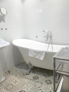 迪耶普Hôtel de la Plage的浴室配有白色浴缸及水槽