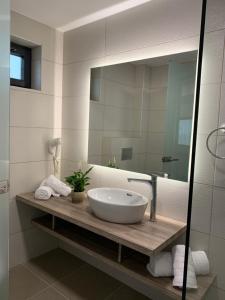 蒂锡利维ABATON Luxury Resort的一间带水槽和镜子的浴室
