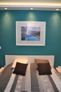 查查克Lux apartman Čačak的一间卧室配有一张蓝色墙壁的床