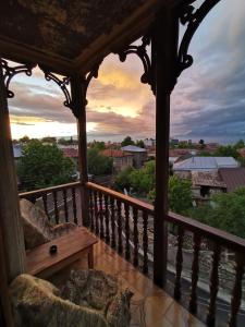 泰拉维Guest House Top Floor的阳台上的凉亭配有长凳,享有日落美景
