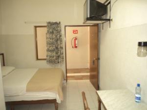 奥夫雷贡城库拉伊卡酒店的一间设有两张床的客房和一个配有电视的门