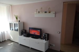 尤尔马拉Baltic Dreams 2的客厅配有平面电视和扬声器