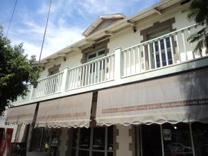 奥夫雷贡城库拉伊卡酒店的一座带阳台的建筑