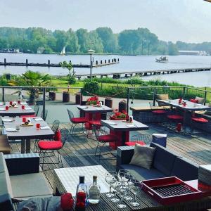 阿姆斯特丹Motorjacht Flint的一间带桌椅并享有水景的餐厅