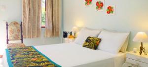 阿布拉奥霍里曾特多斯博尔巴斯酒店的卧室配有白色的床和2个枕头
