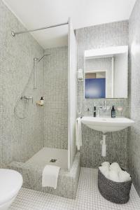 苏黎世Swiss Star Aussersihl - Self Check-In的带淋浴、盥洗盆和卫生间的浴室